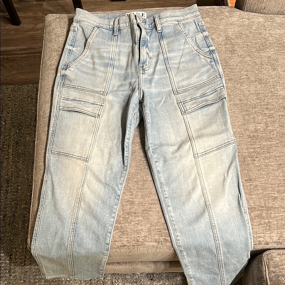 DAZE Light Wash Denim Ankle Jeans